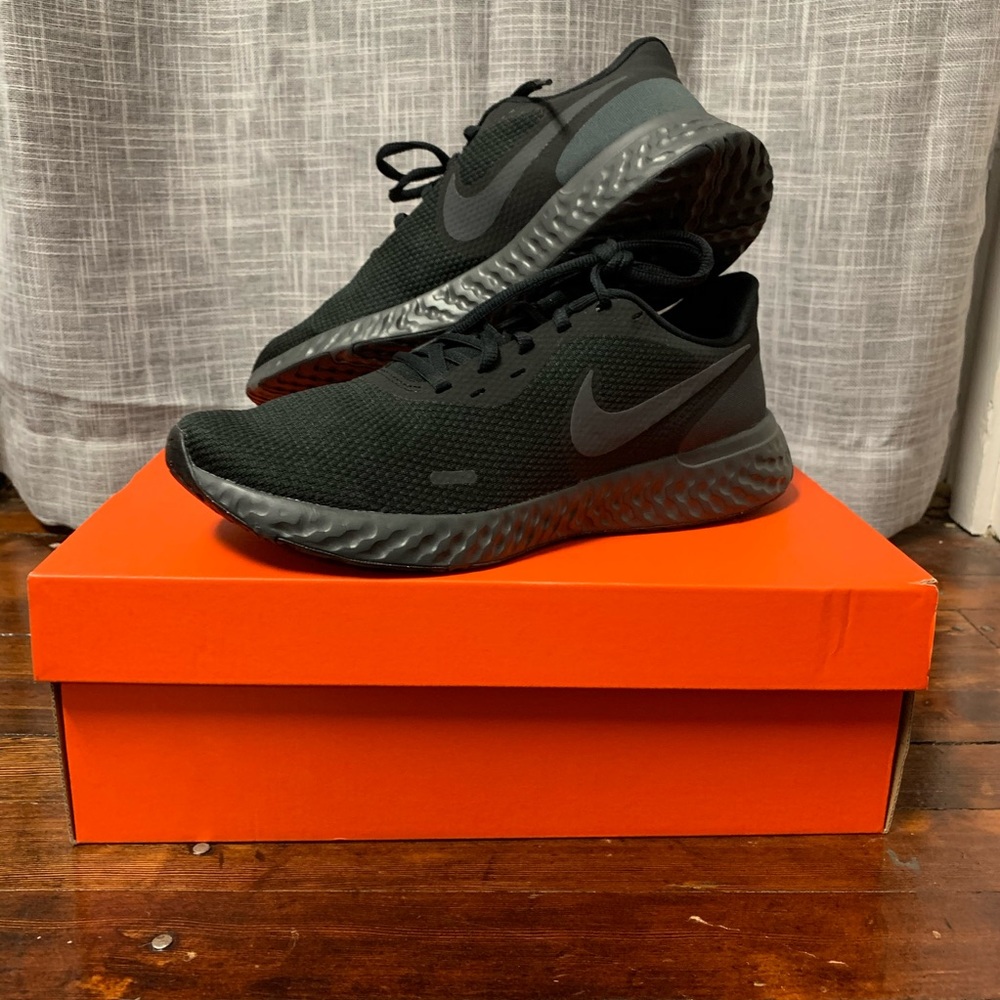 Women’s Nike’s Revolution 5 - Black